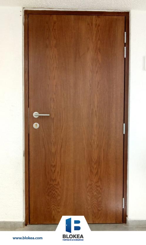 Puerta de seguridad con acabado en madera