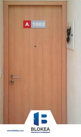 puerta de seguridad para hogar acabado en laminado plastico