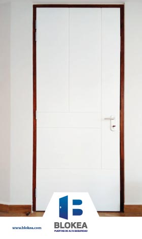 Puerta de seguridad forrada de MDF color blanco