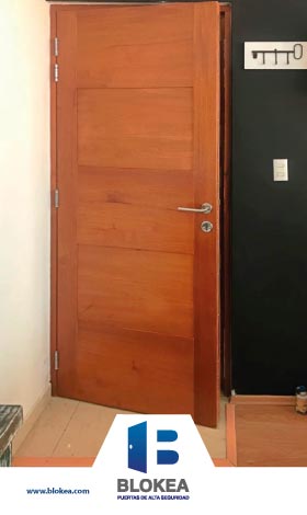 Puerta de seguridad para departamento acabado cedro