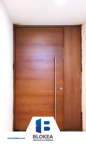 Puerta de seguridad para casa acabado cedro