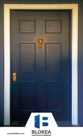 Puerta de seguridad para casa entablerada